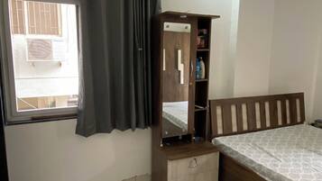 2 bedrooms, iron/ironing board, WiFi