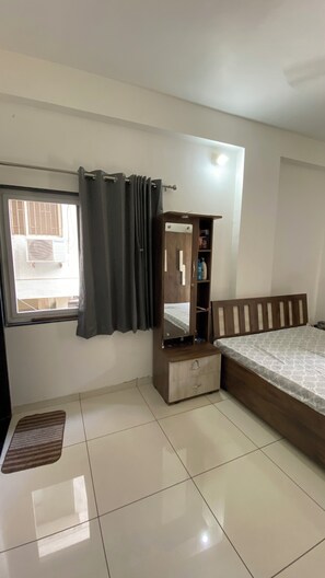 2 bedrooms, iron/ironing board, WiFi