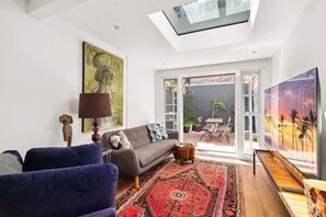Smart TV, books, offices - Darlinghurst Sky Deck Home | City at Your Feet (Darlinghurst)