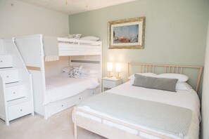 3 chambres, fer et planche à repasser, Wi-Fi, draps fournis