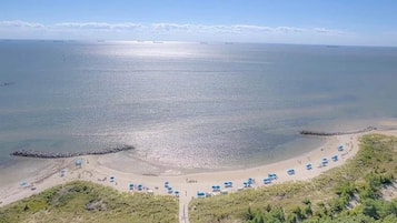 Ligstoelen aan het strand, strandlakens