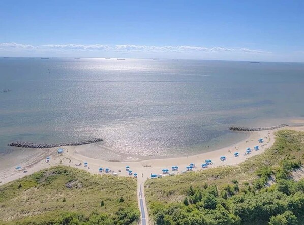 Chaises longues, serviettes de plage
