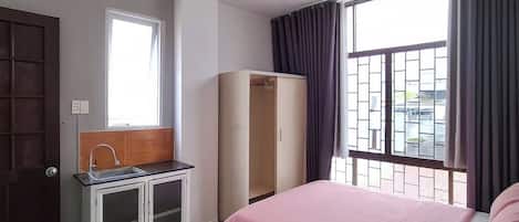 Deluxe Room | Desk, free WiFi