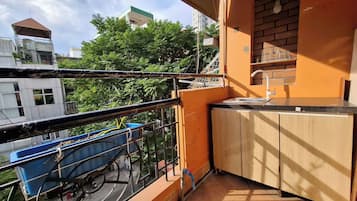 Doppelzimmer, Balkon, Stadtblick | Unterkunftsgelände