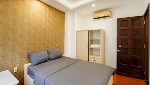 Une chambre à coucher comprenant un lit, une armoire et un appareil de climatisation.