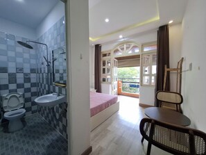 Double Room, Balcony, City View | Bathroom | Shower, free toiletries, hair dryer, towels - Lunaria Maison - Tan Dinh Corner (Ho Chi Minh)
