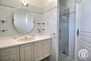 Dusche, Haartrockner, Handtücher