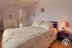 Tabla de planchar con plancha, wifi gratis y ropa de cama 