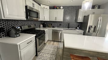 冰箱、微波炉、烤箱、炉灶