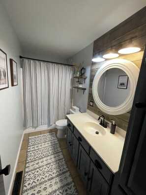 Hårtørrer, håndklæder, Sæbe, Toiletpapir