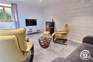 Televisio, DVD-soitin, kirjoja