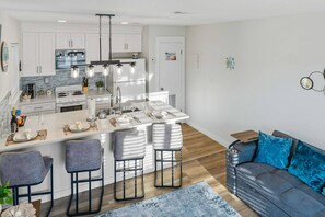 Jääkaappi, mikroaaltouuni, uuni, liesi