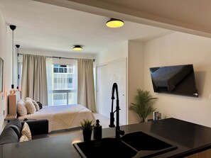 Caja de seguridad en la habitación y tabla de planchar con plancha 