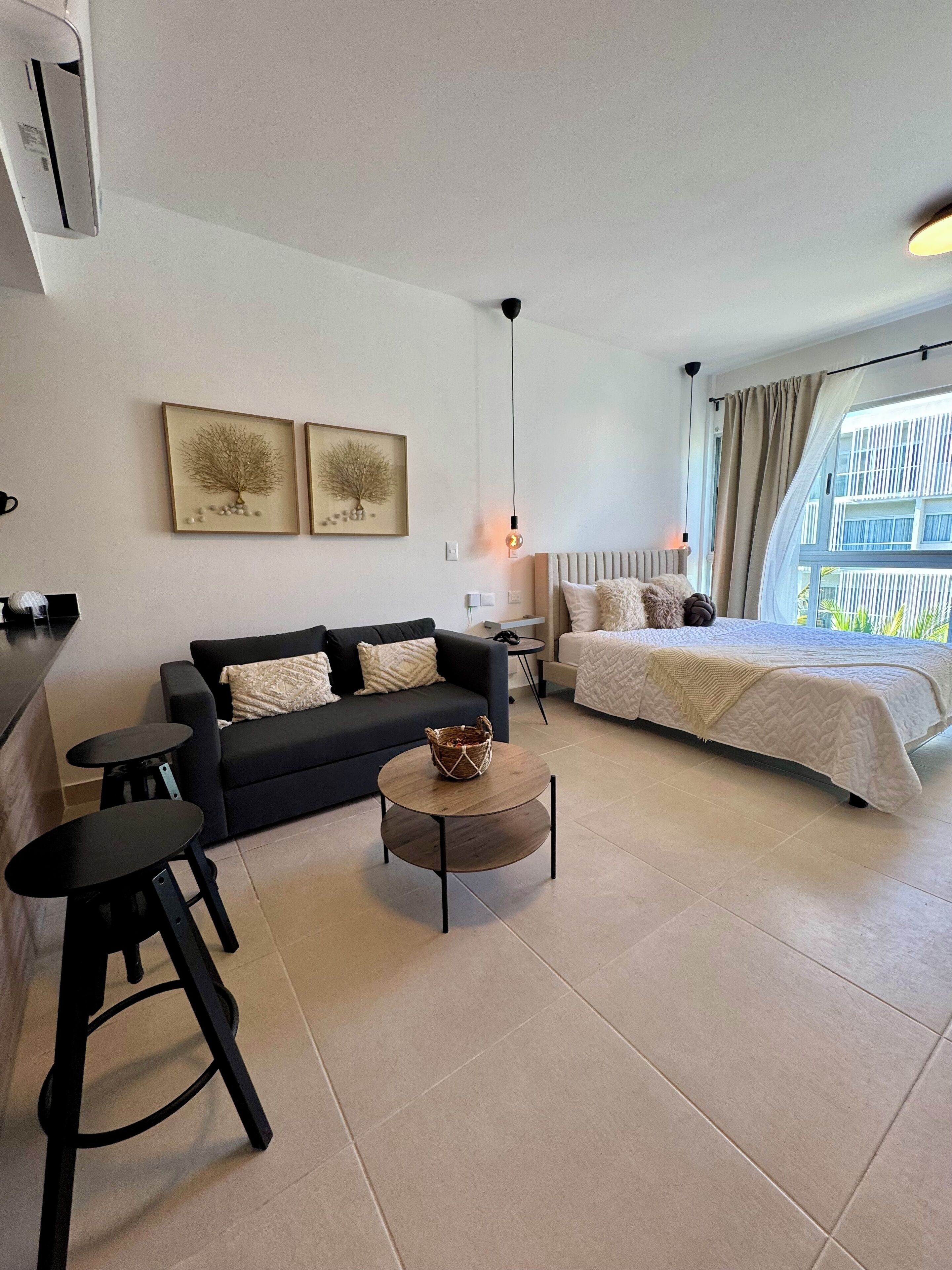 Caja de seguridad en la habitación y tabla de planchar con plancha 