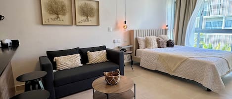 Suite Confort, vue sur la piscine | Coffre-fort, fer et planche à repasser, accès au Wi-Fi (inclus)