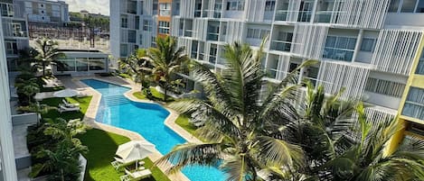 Ulkouima-allas avoinna 8.00–22.00, aurinkovarjoja, aurinkotuoleja