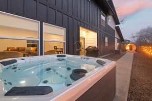 Terrace/patio - Hot Tub, Barrel Sauna & Game Room - Luxury Boise Home Sleeps 10, 4 BR (Boise)