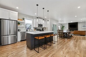 Refrigerador, microondas, horno y parrilla de estufa 