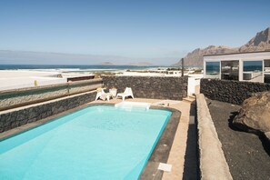 Unclassified image, 3 of 51, button