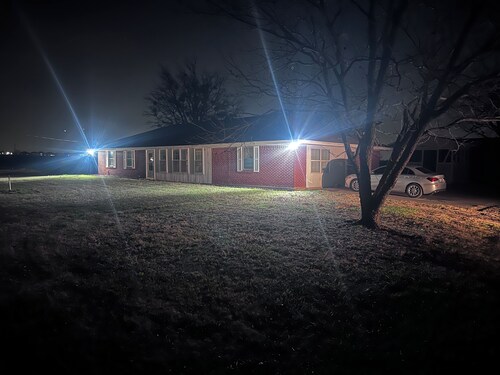 3-bedroom farmhouse in wonderful Venus with cozy charm, outside city limit!!