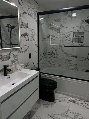 Secador de cabelo, toalhas de banho, sabonete, papel higiênico
