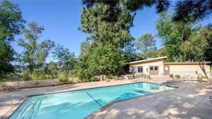 Pool - Modern 1 bedroom apartment in Glendale near The Americana at Brand (Glendale)