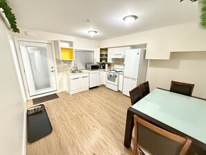 Private kitchen - Private Guest Suite, Two Parking Spaces (Maple Ridge)