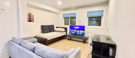 Escritorio, wifi y ropa de cama