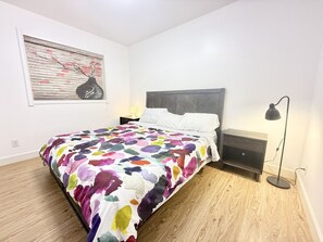 1 bedroom, WiFi, bed sheets - Private Guest Suite, One Parking Space (Maple Ridge)
