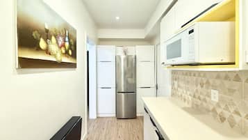 Kjøleskap, mikrobølgeovn, ovn og kokeplater