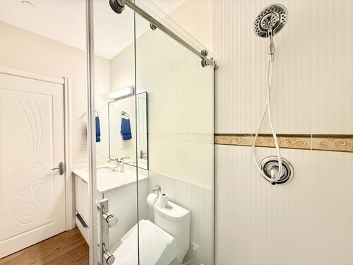 Private Guest Suite, One Parking Space