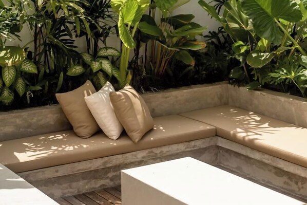 สระว่ายน้ำกลางแจ้ง