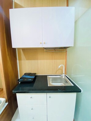 Basic Room | Private kitchen | Fridge - Lunaria Maison- Lucy House (Ho Chi Minh)