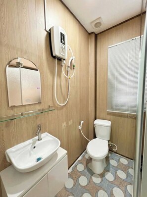Double Room, Balcony | Bathroom | Shower, hair dryer, towels, soap - Lunaria Maison- Lucy House (Ho Chi Minh)