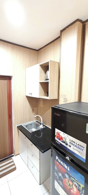 Fridge, stovetop, paper towels - Lunaria Maison- Lucy House (Ho Chi Minh)