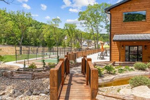 Property grounds - 3BR Tall Timbers Cabin | Pet-Friendly | Sleeps 8 | Free Tickets (Hollister)