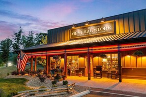 Une devanture de magasin avec une enseigne indiquant « Tall Timbers General Store » et un drapeau américain.