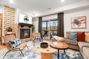 Smart TV, fireplace - 2BR Tall Timbers Cabin | Hot Tub | Sleeps 8 | Free Tickets (Hollister)