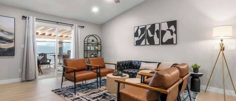 TV, fireplace