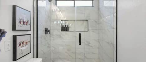Dusche, Haartrockner, Shampoo