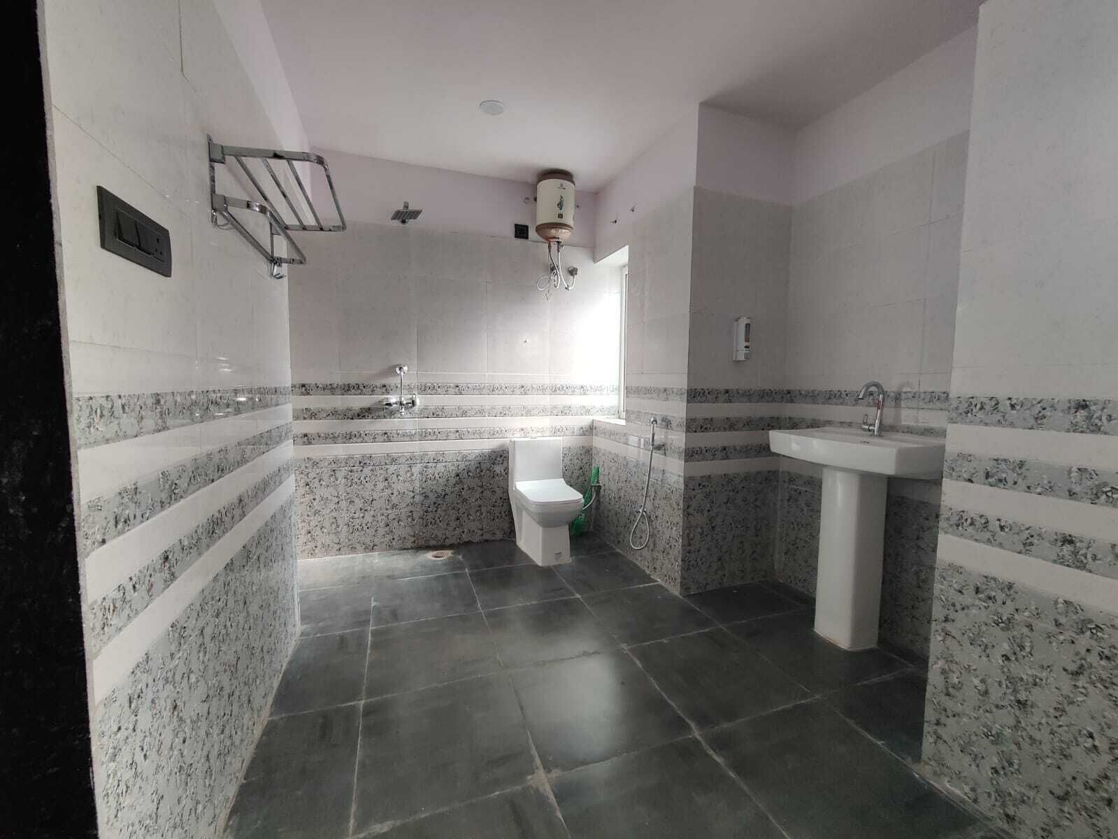 Family Double or Twin Room | Bathroom | Shower, free toiletries, towels, soap