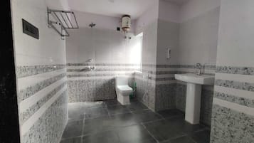 Family Double or Twin Room | Bathroom | Shower, free toiletries, towels, soap