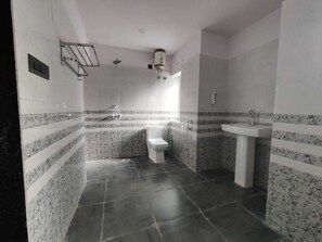 Ducha, artículos de tocador gratuitos, toallas, jabón