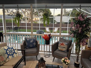Living area - 3-bedroom house in beautiful Naples minutes away from the beach and downtown! (Naples)