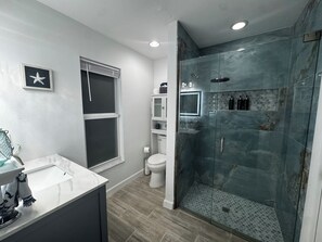 Shower, bidet, towels, soap - 3-bedroom house in beautiful Naples minutes away from the beach and downtown! (Naples)