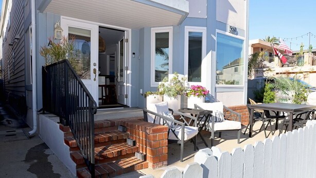 Outdoor dining - Walk to the Beach! Stylish Newport Retreat Near Dining, Shops & the Boardwalk (Newport Beach)