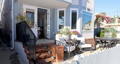 Stylish Newport Coastal Retreat - 5 Minute Walk to Beach, Dining & Shopping