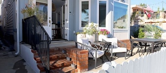 Stylish Newport Coastal Retreat - 5 Minute Walk to Beach, Dining & Shopping