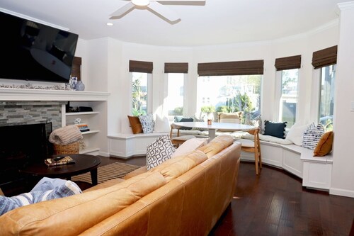 Stylish Newport Coastal Retreat - 5 Minute Walk to Beach, Dining & Shopping