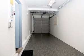 Interior - Stylish Newport Coastal Retreat - 5 Minute Walk to Beach, Dining & Shopping (Newport Beach)